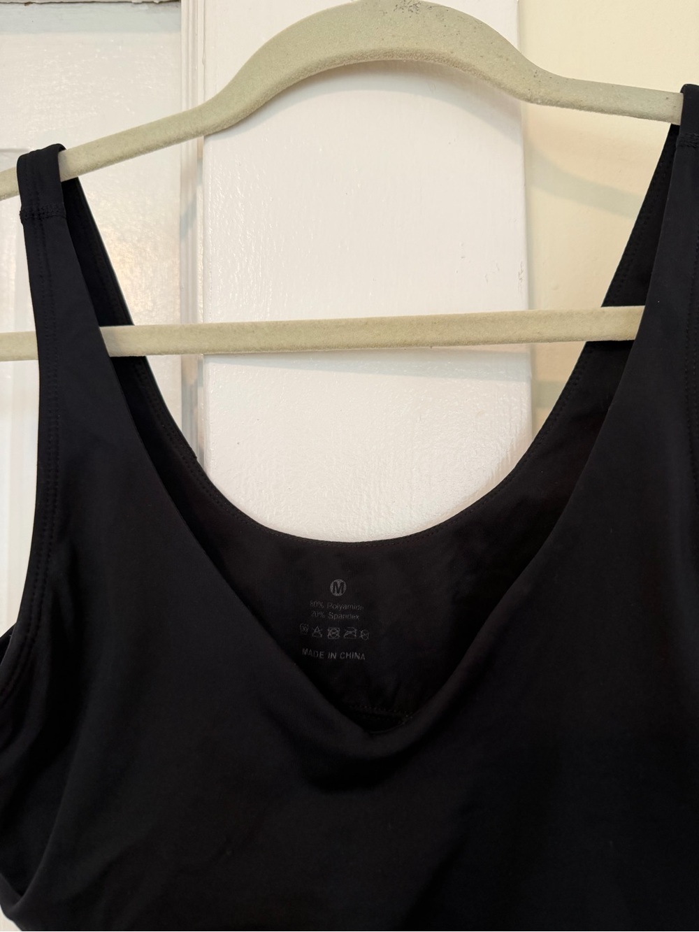 V-Neck Cropped Seamless Crop Tank Top - Black - Picture 6 of 7